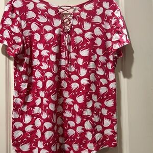 Like New!Juniper + Lime swan print crisscross short sleeve pocket front top L
